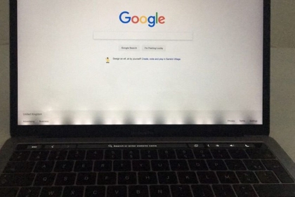 Apple bị chỉ trích về việc né tránh trách nhiệm trong vấn đề bảo hành lỗi màn hình trên MacBook