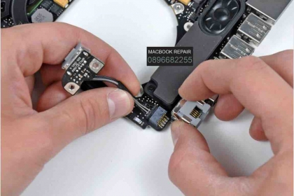 Thay thế Jack nguồn MacBook Pro 15