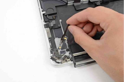 Thay micro MacBook Pro 15